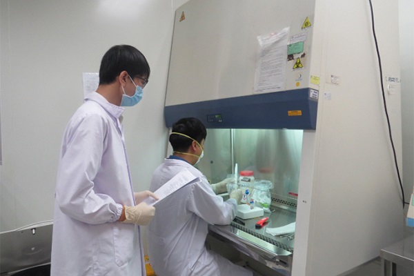 Kỹ thuật viên đang xét nghiệm khẳng định COVID-19 tại Viện Pasteur Nha Trang.