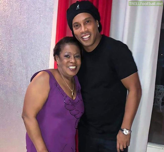 Ronaldinho háo hức được hôn mẹ mình sau quãng thời gian dài xa cách