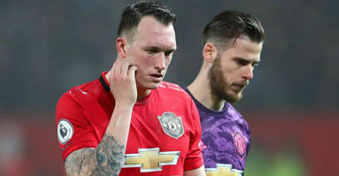 Phil Jones (trái) được MU rao bán