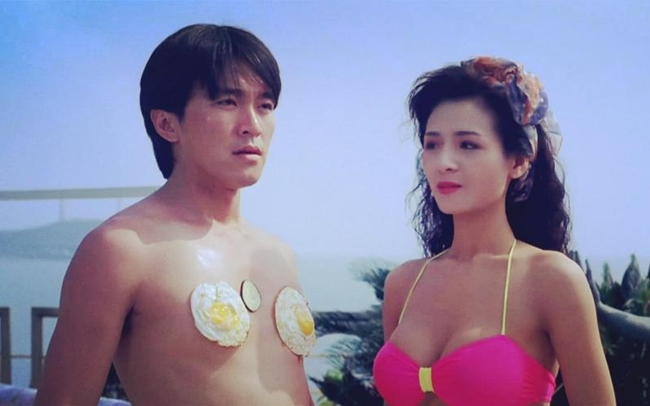 Diệp Tử My là người tình bốc lửa và có nhiều cảnh nóng nhất với Châu Tinh Trì. Vua hài Hong Kong từng chia sẻ, vẻ đẹp thuở thanh xuân của cô đến nay chưa có 'Tinh mỹ nhân' (mỹ nhân được Châu Tinh Trì phát hiện và lăng xê) nào sánh kịp. Trong ảnh, Diệp Tử My diện bikini khoe sắc vóc nóng bỏng cùng Châu Tinh Trì trong phim “Tình thánh” 1991.
