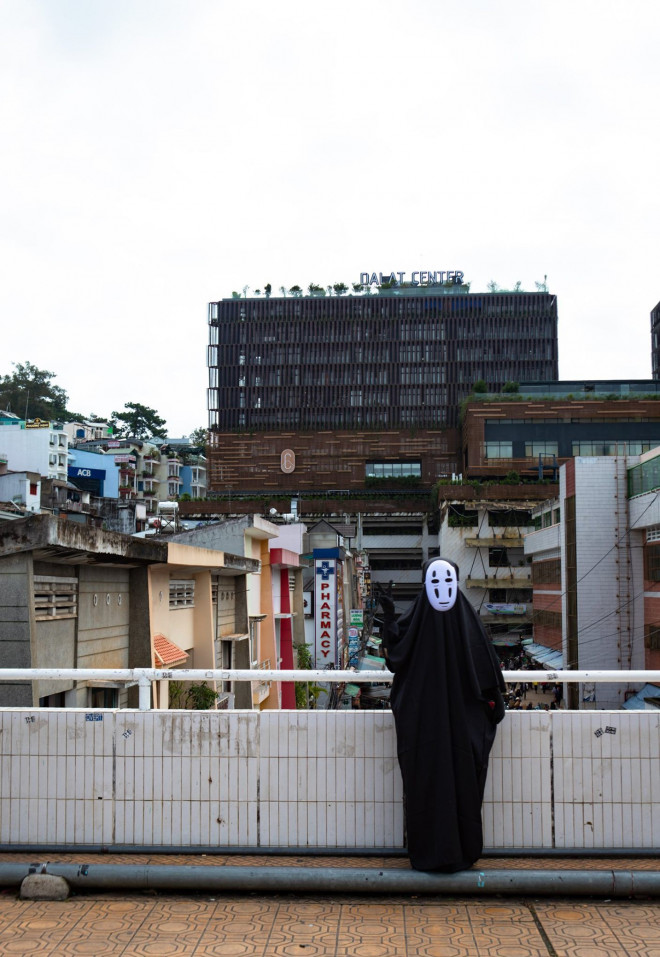 "Khu Hong Kong" mà chả có ai, giơ tay chào mãi - Ảnh: Tô Nhật và Do Jang