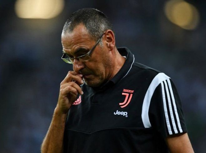 HLV Sarri bị sa thải sau khi Juventus bị loại khỏi Cúp C1