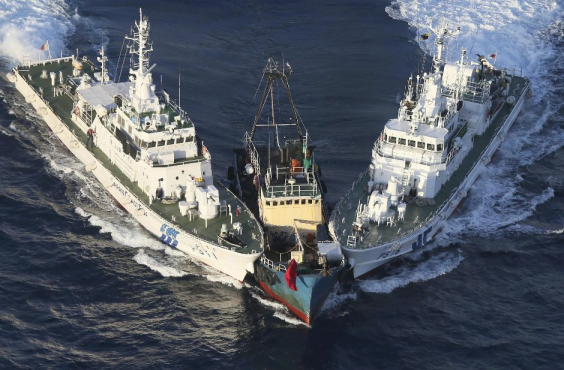 Lực lượng tuần tra bờ biển Nhật Bản chặn bắt tàu cá treo cờ Trung Quốc. Ảnh: AP.