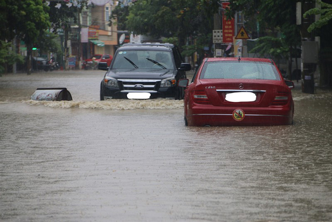 Tài xế nên di chuyển chậm quan sát mức ngập nước, đều ga và giữ số thấp để vượt qua đường ngập nước. (Ảnh minh hoạ)