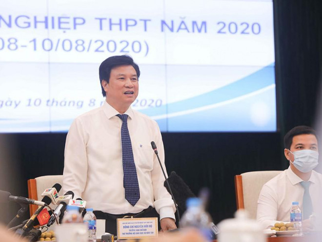 Thứ trưởng Bộ GD&amp;ĐT Nguyễn Hữu Độ phát biểu tại buổi họp báo. Ảnh: TTXVN
