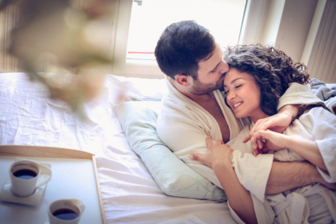Ôm, hôn và "chuyện ấy" giúp tạo ra hormone tình yêu oxytocin có lợi cho sức khỏe (Ảnh minh họa từ Internet)