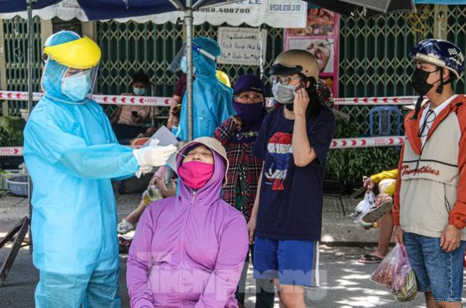 Để bảo đảm an toàn, khoanh vùng và xác định nguy cơ, Trung tâm Y tế quận Sơn Trà đã đề xuất khảo sát, lấy mẫu xét nghiệm tại khu vực chợ Nại Hiên Đông.&nbsp;