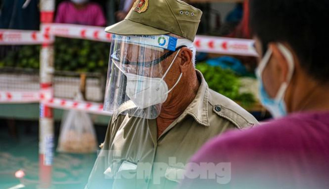 Tổ giám sát cộng đồng của phường Nại Hiên Đông tham gia bảo vệ, giám sát tại chợ Nại Hiên Đông đi từng gian hàng nhắc nhở tiểu thương ngừng bán đi xét nghiệm COVID-19.&nbsp;