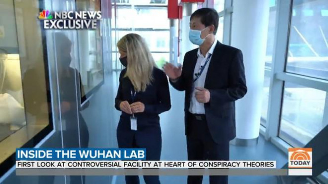 &nbsp;Ông Yuan dẫn phóng viên Mỹ đi thăm phòng thí nghiệm.