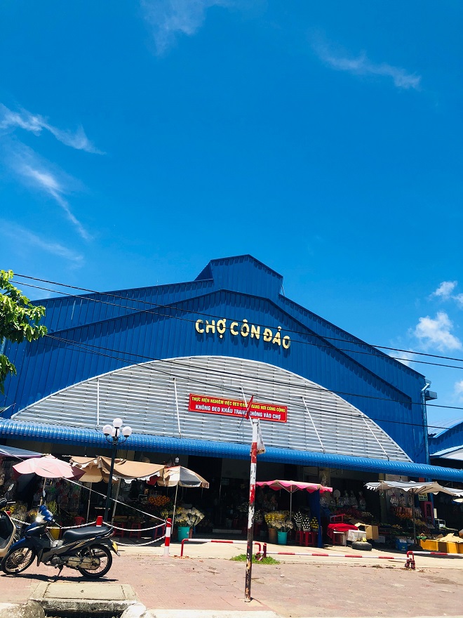Chợ Côn Đảo là nơi tập trung nhiều hải sản và nhiều loại đồ ăn thức uống khác