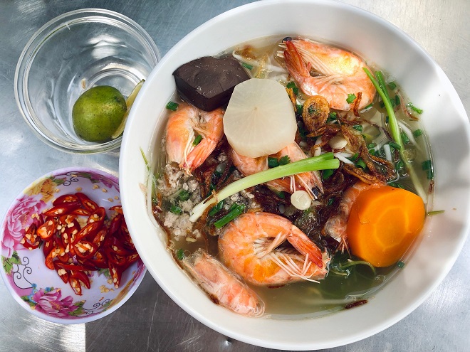 Cháo hải sản gồm tôm, mực, hành ngò có giá 40.000đ/tô