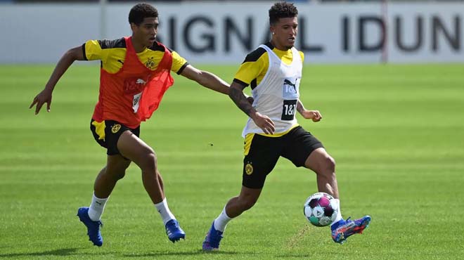 Sancho (phải) nhiều khả năng sẽ ở lại Dortmund