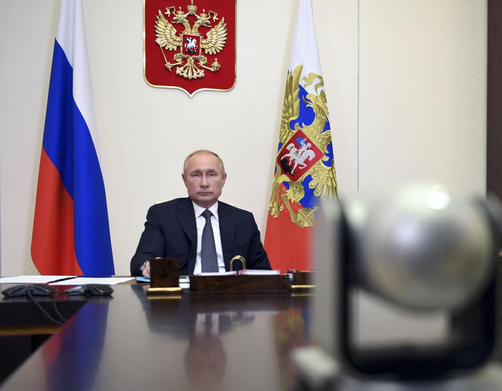 Tổng thống Vladimir Putin thông báo Nga phê duyệt vắc xin Covid-19 trên sóng truyền hình (ảnh: AP)