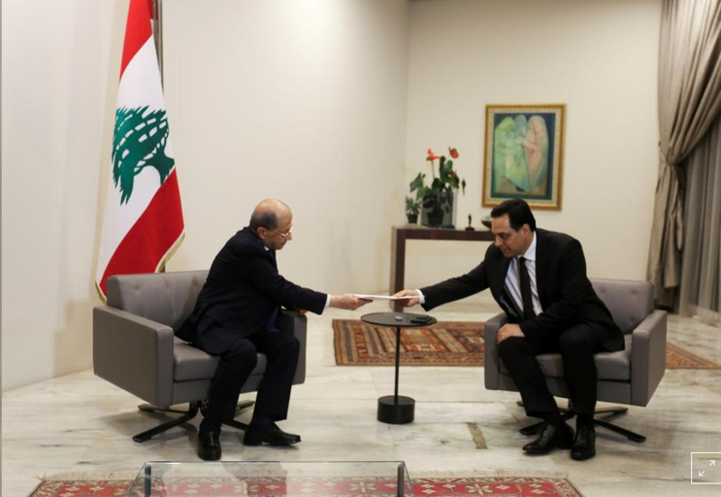 Tổng thống Liban Michel Aoun (trái) nhận đơn từ chức của Thủ tướng Diab (phải_ (ảnh: Reuters)