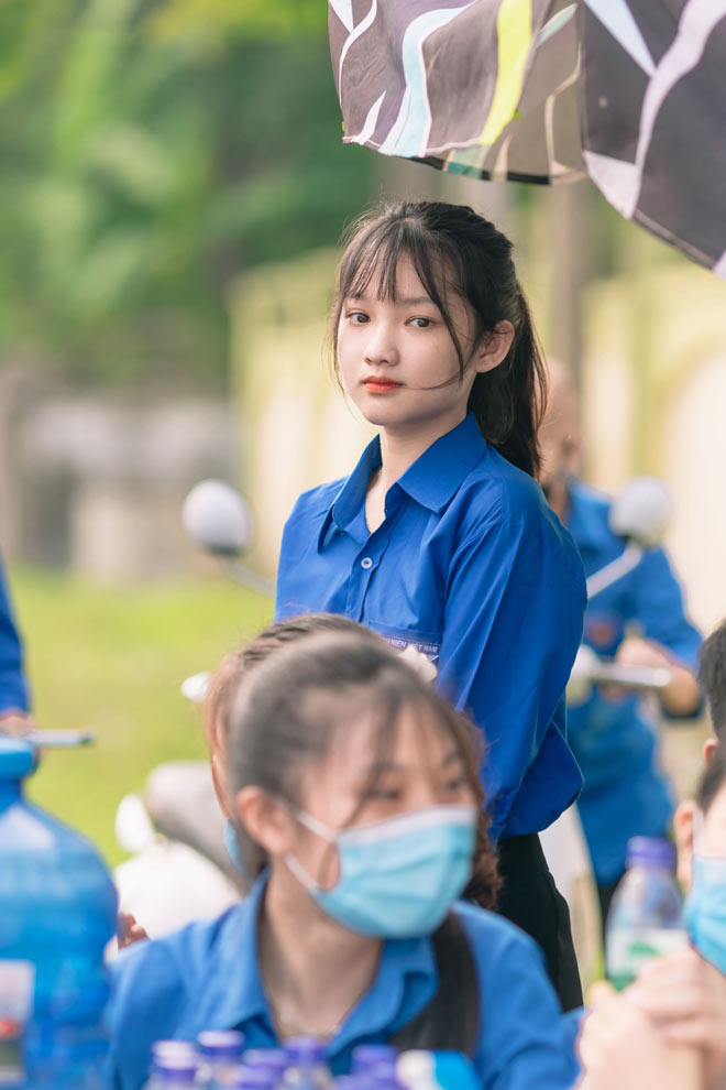 Hình ảnh của Hồng Nhung tại điểm thi thu hút sự quan tâm của dân mạng (ảnh: Hoàng Za)