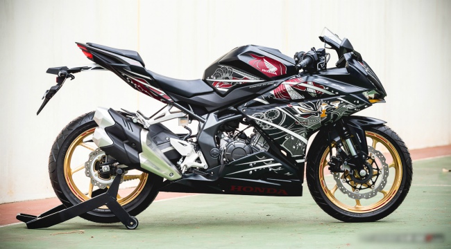 Điều bí mật là cho tới nay 2020 Honda CBR250RR SP Garuda X Samurai và CBR250RR SE SP Garuda X Samurai vẫn chưa được nhà sản xuất tiết lộ giá bán.
