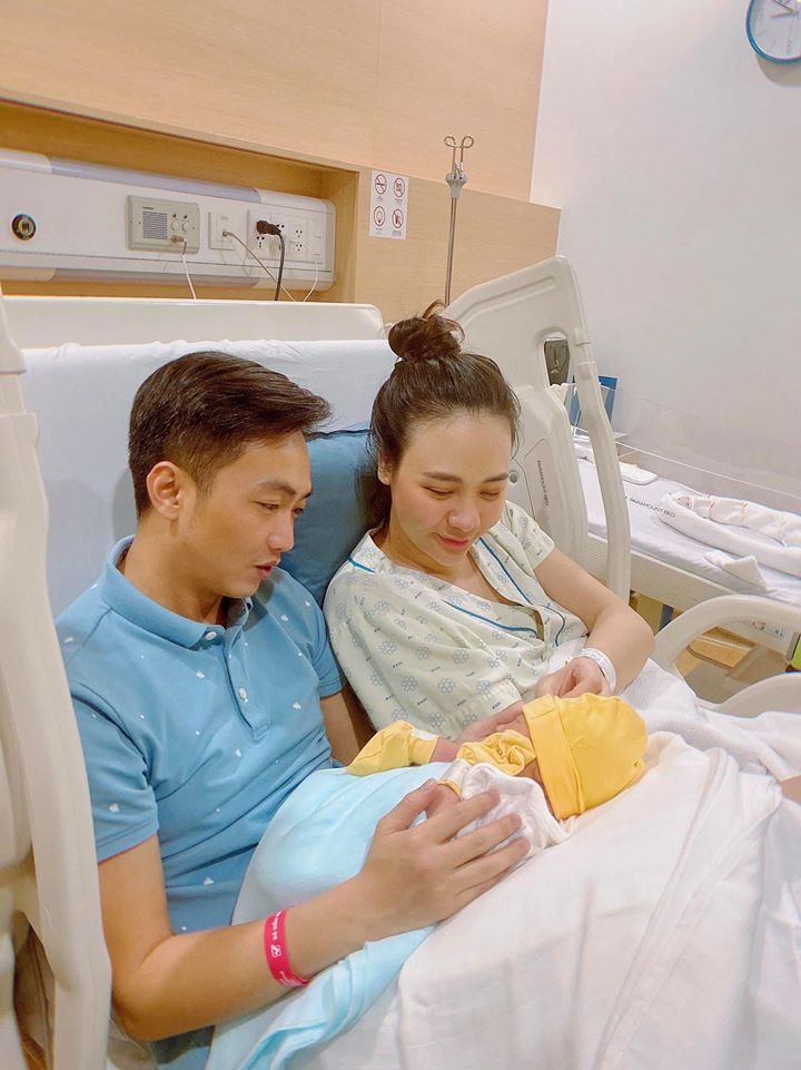 Đàm Thu Trang chia sẻ khoảnh khắc hạnh phúc, cùng ngắm nhìn con gái nhỏ vừa chào đời.