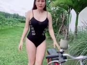 Thời trang - Phản đối &quot;đồ bộ là kém sang&quot;, hoa hậu quý bà Trà Vinh &quot;chơi lớn&quot; mặc bikini đi chợ