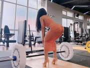 Thời trang - Người đẹp Việt mặc váy rườm rà, guốc cao tập gym với thế &quot;chiếu tướng&quot; người nhìn