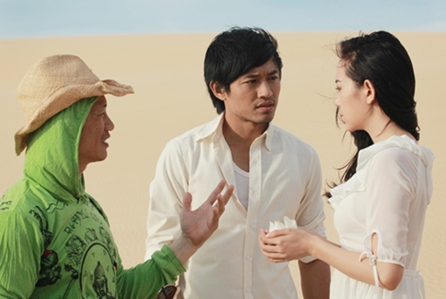 Diễn cảnh hôn theo yêu cầu của đạo diễn Dustin Nguyễn nhưng cả Minh Hằng và Quý Bình quay đi quay lại 10 lần vẫn không đạt yêu cầu.
