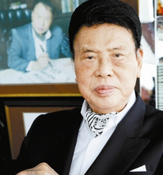 Nhờ tài năng của mình, ông khởi nghiệp và thành công trong lĩnh vực bất động sản. Ông từng là chủ tịch công ty bất động sản Foo Tak, chủ tịch quỹ từ thiện Yu và là chủ tịch khách sạn Panglin, Thâm Quyến.
