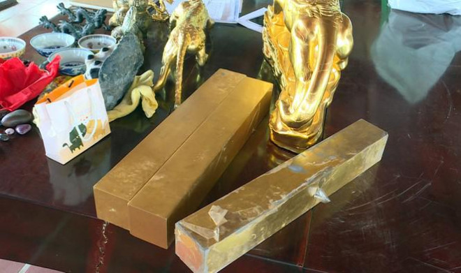 Cận cảnh những khối vàng, tượng vàng giả được vợ chồng Hòa thuê người đúc nhằm mục đích lừa đảo người khác để chiếm đoạt tài sản.