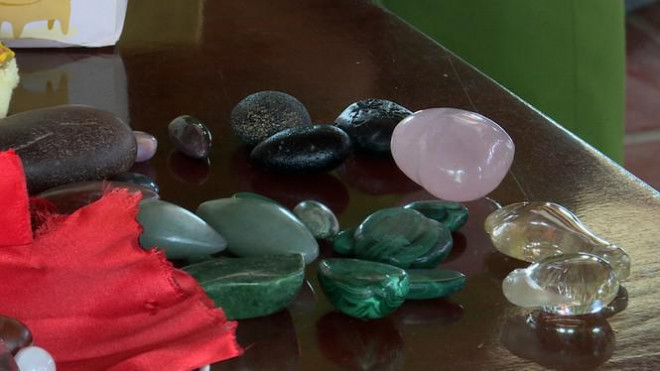 Những viên đá màu giả ngọc quý được cảnh sát thu giữ khi khám xét nơi ở của đối tượng Vũ Thị Hòa.