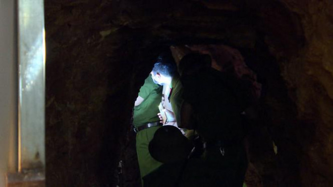 Công an tỉnh Vĩnh Phúc khám xét nơi ở của Vũ Thị Hòa, phát hiện hàng chục khối kim loại mạ vàng, đá màu, xác rắn độc. Cơ quan CSĐT - Công an tỉnh Vĩnh Phúc xác định, bằng thủ đoạn tung tin đào được những khối vàng giả trên, vợ chồng Hòa đã lừa hai người chiếm đoạt hàng chục tỷ đồng. Hiện cơ quan điều tra đang mở rộng vụ án. &nbsp;