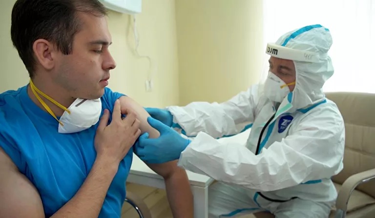 Một tình nguyện viên được tiêm vaccine Sputnik V. Ảnh: Bộ Quốc phòng Nga
