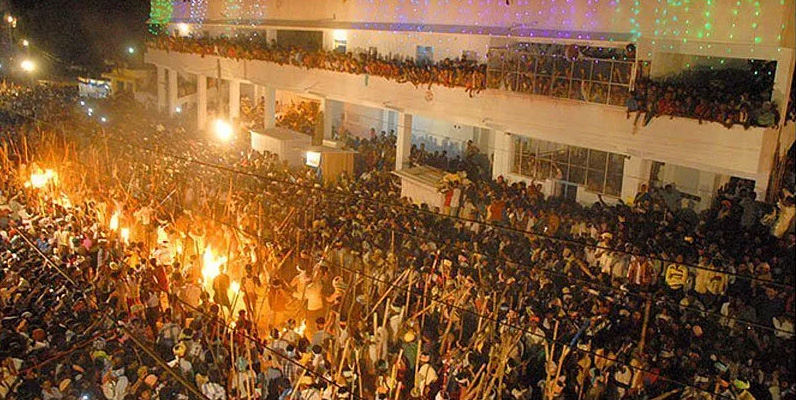 Những lễ hội, nghi lễ kỳ lạ ở Ấn Độ khiến du khách sốc nặng - 1