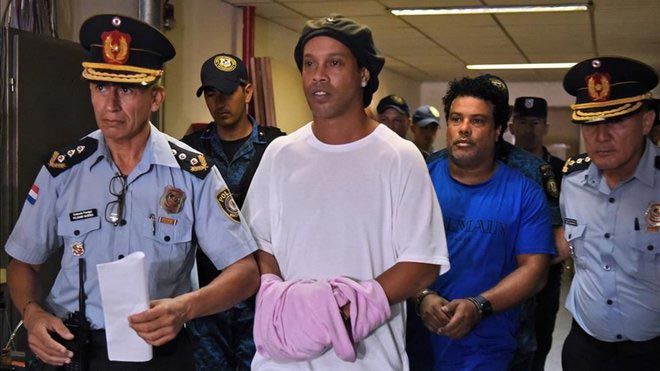 Ronaldinho và anh trai Roberto De Assis vướng vòng lao lý vì nghi án dùng hộ chiếu giả nhập cảnh vào Paraguay đầu tháng 3 năm nay