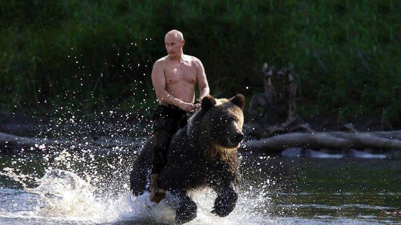 Ảnh ghép ông Putin cưỡi gấu đang được chia sẻ nhiều trên mạng xã hội ở Nga và châu Âu khi nước này phê duyệt vắc xin Covid-19 nhanh nhất thế giới (ảnh: CNN)
