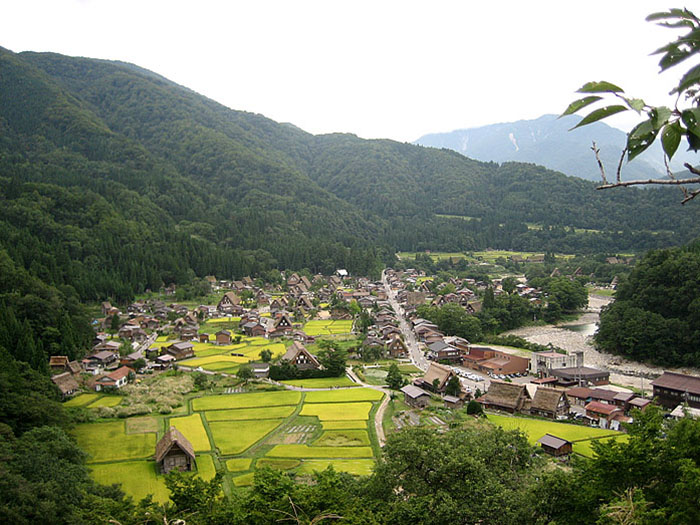 Làng Shirakawago nằm ở chân núi Hakusan, tỉnh Gifu, miền trung Nhật Bản.