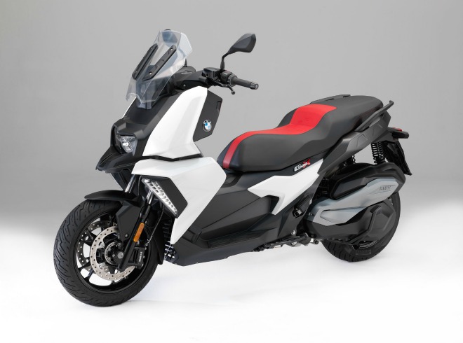 9. 2020 BMW C 400 X không chỉ đem lại cho người tiêu dùng một mẫu xe ga có thiết kế thông minh, tránh được các tình huống tắc đường và cho phép di chuyển nhanh, linh hoạt qua những con đường phố, mà xe còn chứng minh được là một mẫu tay ga đem lại cảm giác lái rất thú vị ở không gian đô thị. Mẫu xe này sở hữu động cơ 350cc, cho công suất mạnh 34 mã lực tại 7500 vòng/phút và mô-men xoắn cực đại 35 Nm tại 6000 vòng/phút.