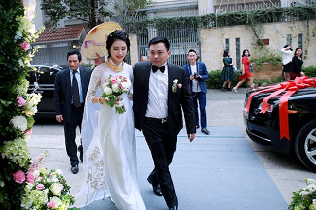 Ở thời điểm kết hôn, Hoa hậu Bản Sắc Việt Thu Ngân kém chồng 19 tuổi. 
