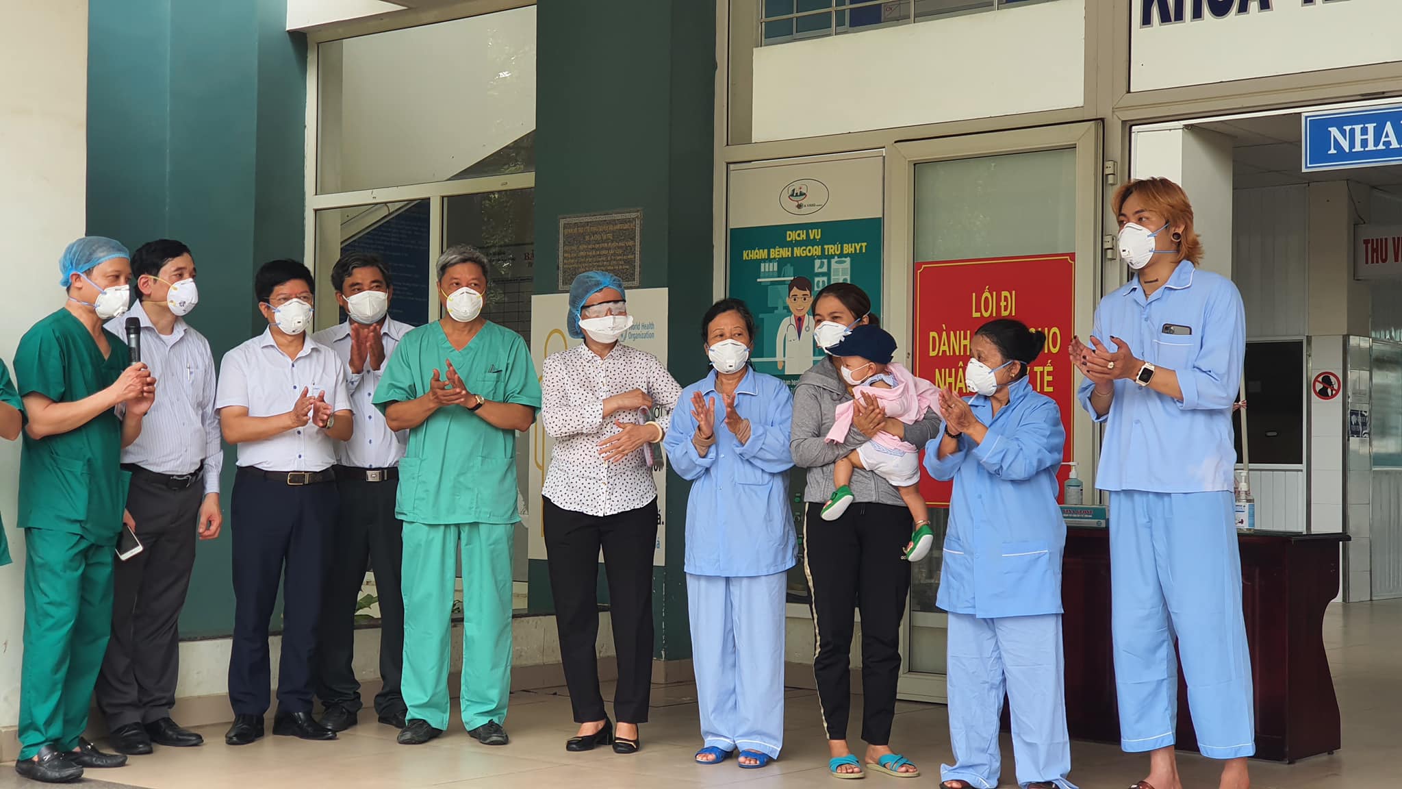 10 bệnh nhân nhiễm COVID-19 ở Đà Nẵng được công bố khỏi bệnh ngày 13/8. (Ảnh: Tuấn Dũng).&nbsp;