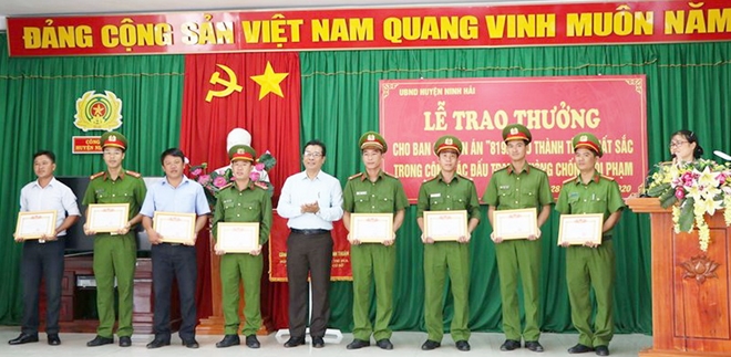 Chủ tịch UBND huyện Ninh Hải trao tặng giấy khen cho 2 tập thể và 9 cán bộ - chiến sĩ có thành tích xuất sắc trong đấu tranh khám phá chuyên án.