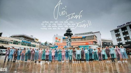 Bộ ảnh kỷ yếu dưới mưa độc đáo&nbsp;của lớp 12B4 trường THPT Thăng Long tại Lâm Đồng.&nbsp;