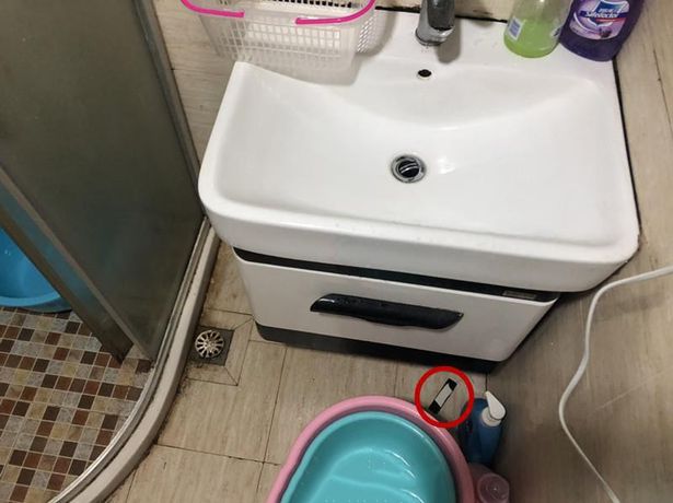 Sheng không ngờ rằng sau vài ngày, băng keo dính camera quay lén bị bung, khiến cô gái sinh nghi.