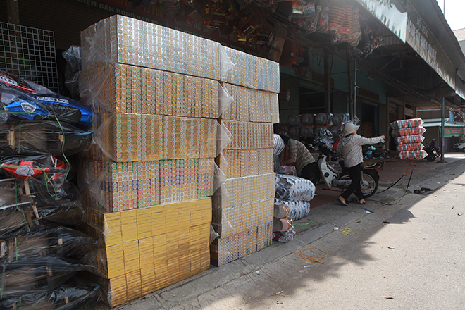 Dọc phố Hồ, “vàng thỏi” chất đống đầy đường nhưng không có khách đến hỏi mua