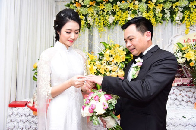 Doanh nhân Doãn Văn Phương sinh năm 1977. Ông kết hôn ở tuổi 39  với hoa hậu Bản Sắc Việt Thu Ngân.
