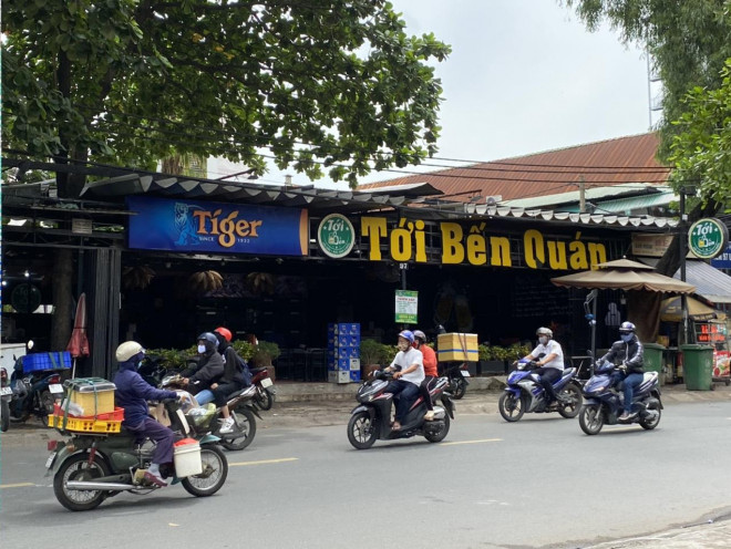 "Tới Bến Quán" nằm trên đường Ung Văn Khiêm, quận Bình Thạnh thường xuyên đông khách, nhất là buổi tối. Tên quán dân dã, thân mật với thực khách đã góp phần vào việc kéo thêm khách cho quán.&nbsp;