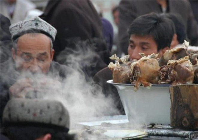 Tuy nhiên, súp đầu cừu là món ăn ngon được người dân địa phương yêu thích. Bên cạnh nồi súp nóng hổi là một chậu đầu cừu đã được thui vàng ươm.