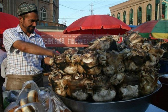 Súp đầu cừu thường được nấu nguyên sọ của con vật nên khi nhìn thấy không nhiều người dám thử.