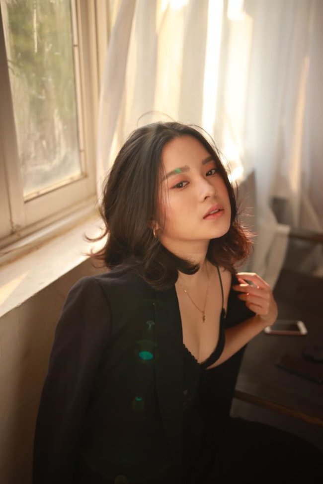 Linh Chi sinh ra tại thành phố Hạ Long, lớn lên tại Hà Nội. Nữ diễn viên bén duyên với diễn xuất từ năm 15 tuổi và sau đó theo học Trường đại học Sân khấu điện ảnh.
