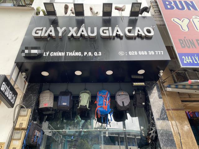 Tiệm giày có tên "Giày Xấu Giá Cao" trước kia có là một chuỗi cửa hàng ở TP.HCM, nay chỉ còn một cửa hàng ở trên đường Lý Chính Thắng. Theo chủ cửa hàng, "Giày xấu" thực chất là những đôi giày hàng hiệu chất lượng tốt nhưng không còn size.&nbsp;