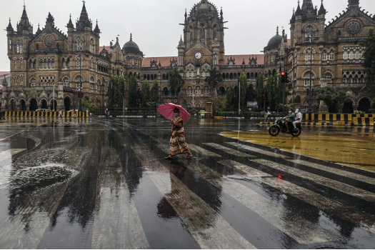 Một người đi bộ đeo khẩu trang băng qua một con đường vắng gần Chhatrapati Shivaji Maharaj Terminus ở thành phố Mumbai, Ấn Độ.&nbsp;