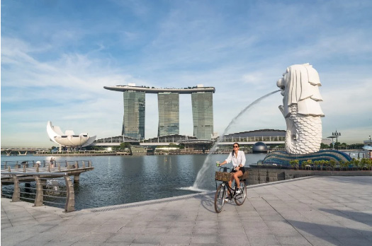 Một người đi xe đạp đơn độc đi ngang qua Tượng Merlion của Singapore trong Công viên Merlion vắng hoe. Sau một thời gian bị đóng cửa một phần, Singapore bắt đầu cho phép nhiều doanh nghiệp mở cửa trở lại vào ngày 2/6.&nbsp;