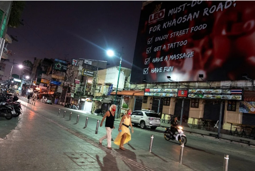 Đường Khaosan ở Bangkok thường đông đúc khách du lịch, các quán ăn đường phố và xe tuk tuk ồn ào nhưng giờ vắng tanh. Những người làm việc trong ngành công nghiệp này - chiếm khoảng 17% GDP của quốc gia - đang phải đối mặt với một tương lai tồi tệ trong thời kỳ này.&nbsp;