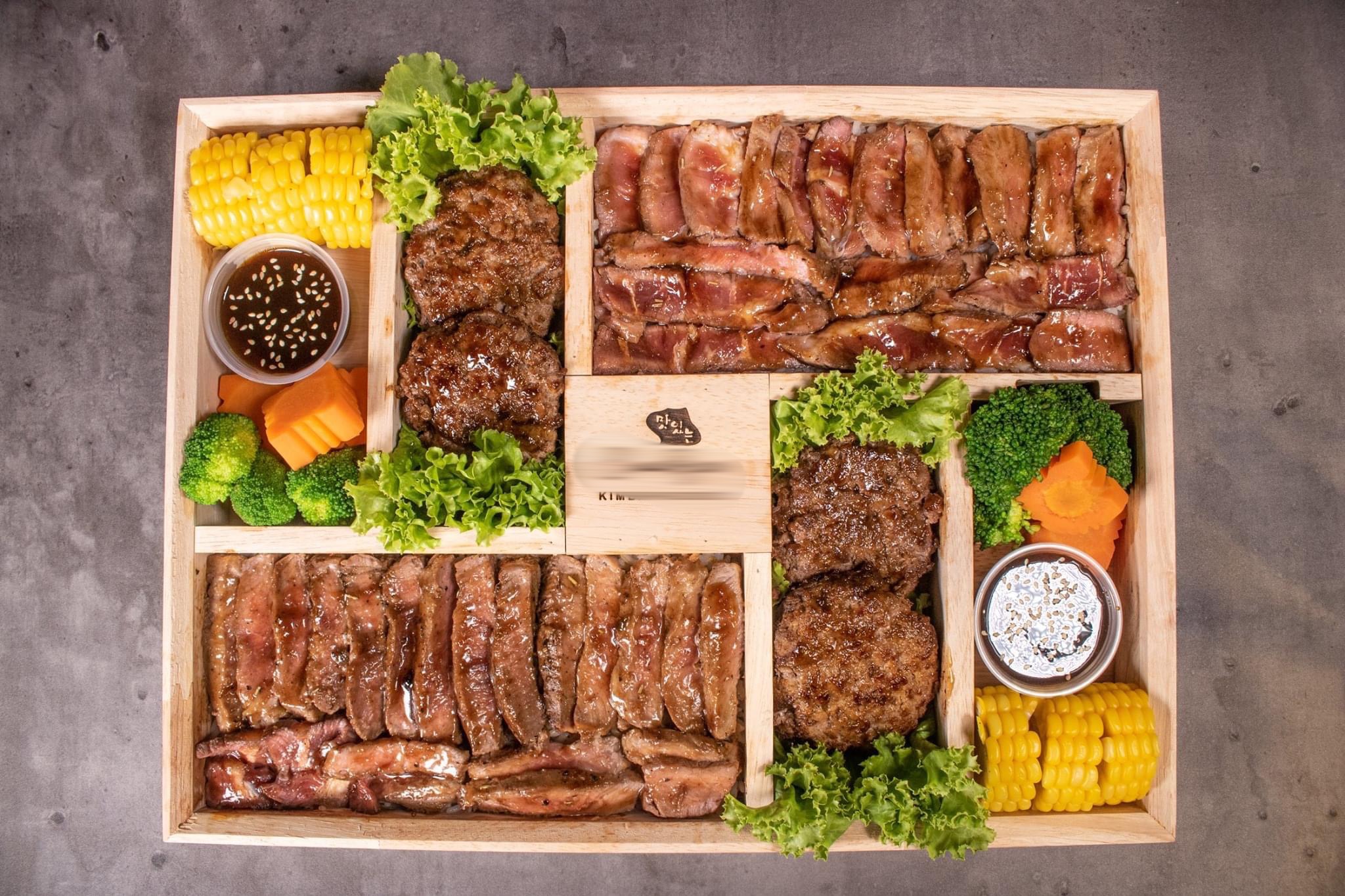 Toàn bộ suất cơm giá 29 triệu đồng gây sốt cộng đồng mạng mấy ngày qua.